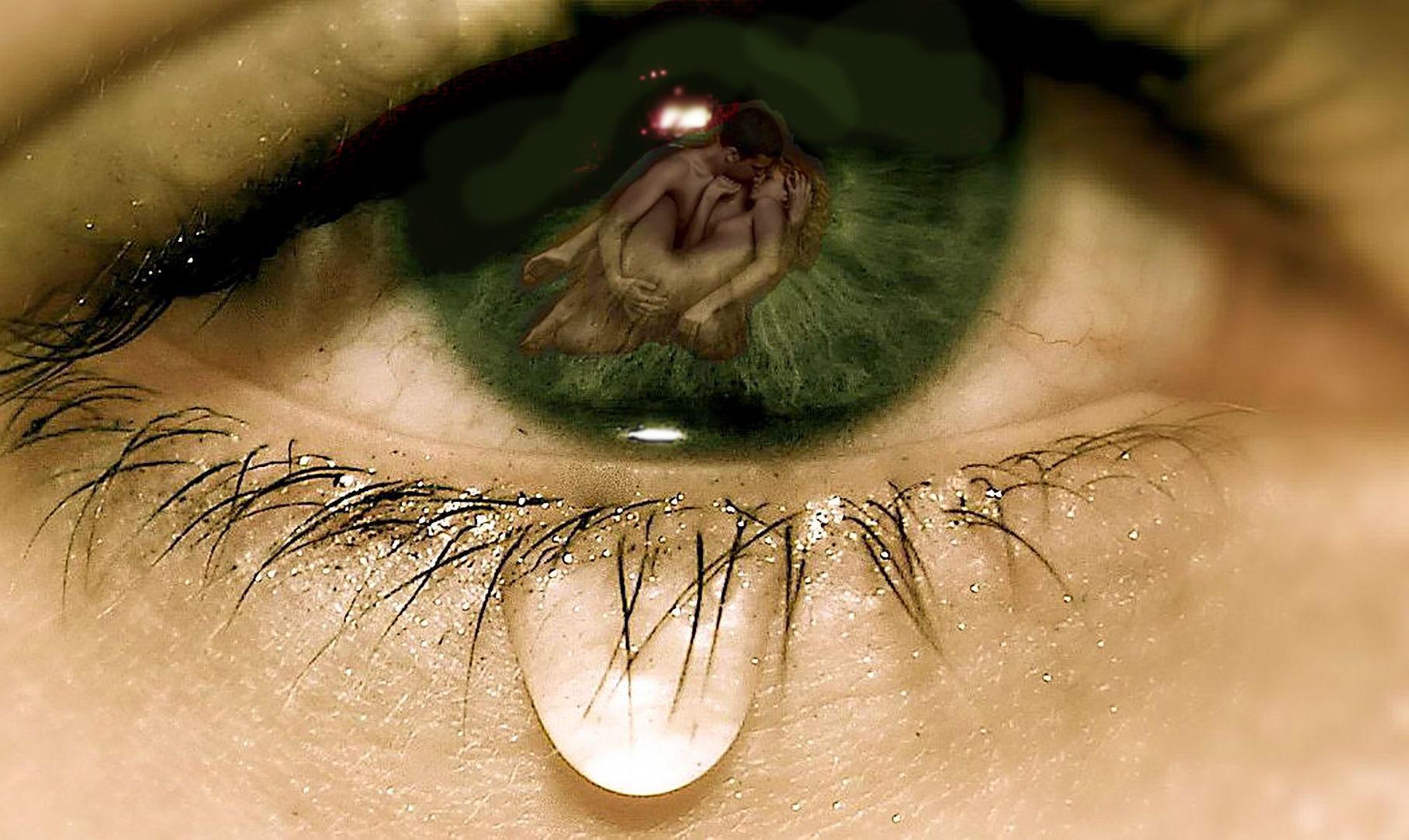 К чему снится слезший. Глаз со слезой. Слезы зеленые глаза девушка. Фото слезы на глазах. Мужской глаз со слезой.