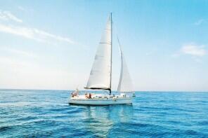 Яхта в море