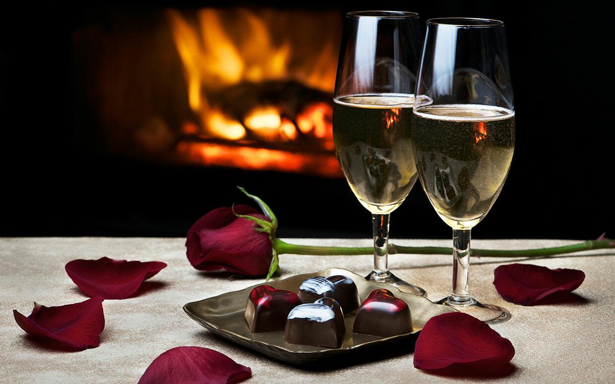 Романтик с вином и свечами