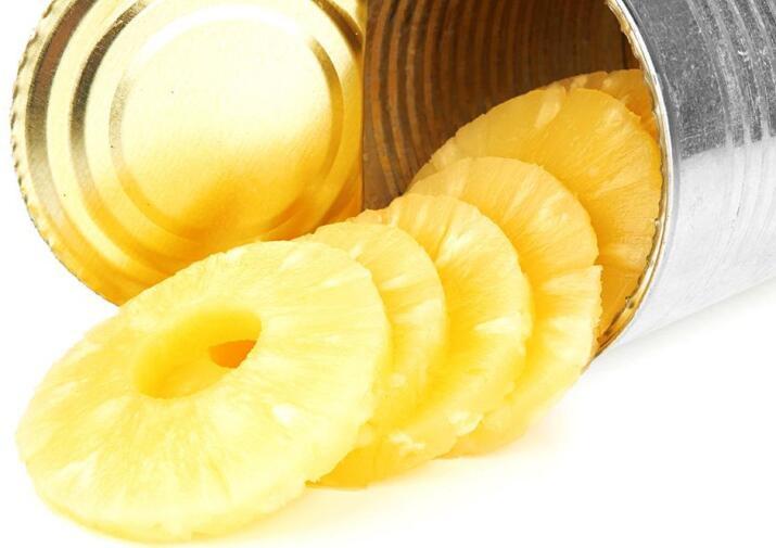 Бабушка с ананасами