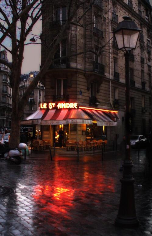 Алым кругом скатерть жжет