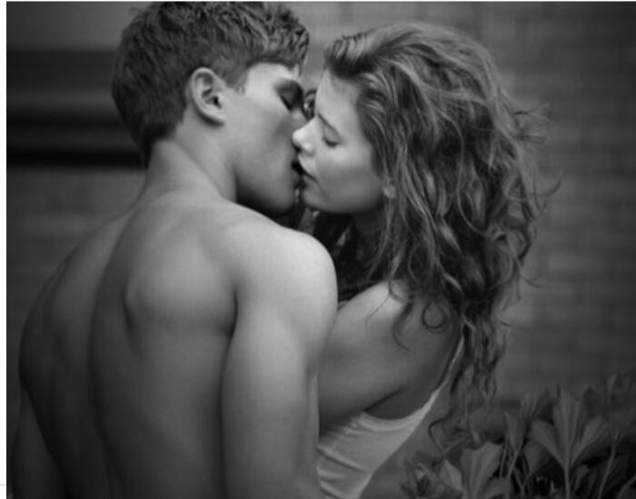 Я пухлых губ ее вина напьюсь.