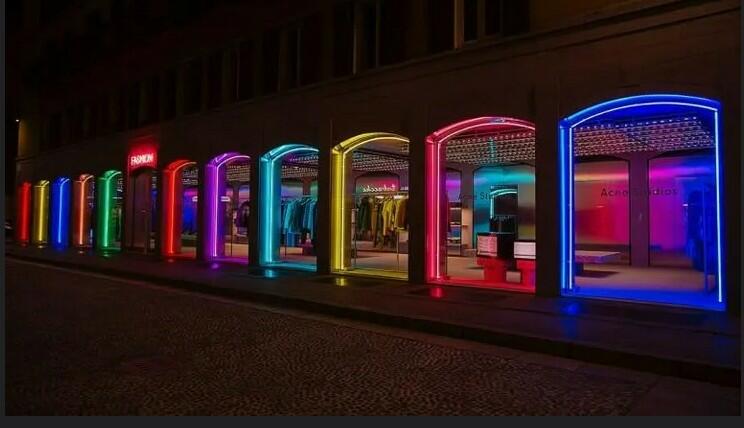 Неоновый свет витрин!!!