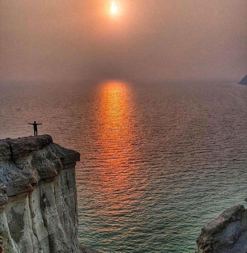 искать своих среди идущих на излом.