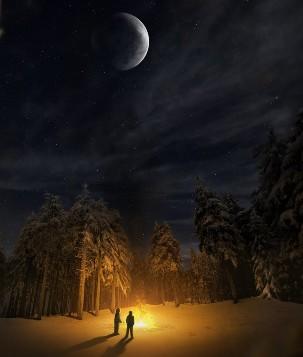 Лунный рожок воткнулся в небо...