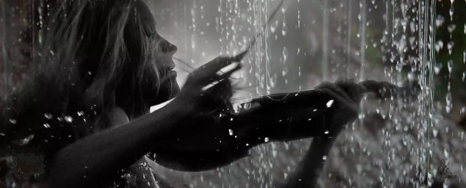 А за окном понимаешь песня слушать. Дождь гифка. Женская рука под дождём. Летний дождь девушка. "Мелодия дождя".