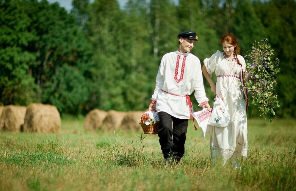 Свидань це. Фотосессия в русском народном стиле. Деревенская любовь. Фотосессия в русском стиле летом. Фотосессия в сельском стиле.