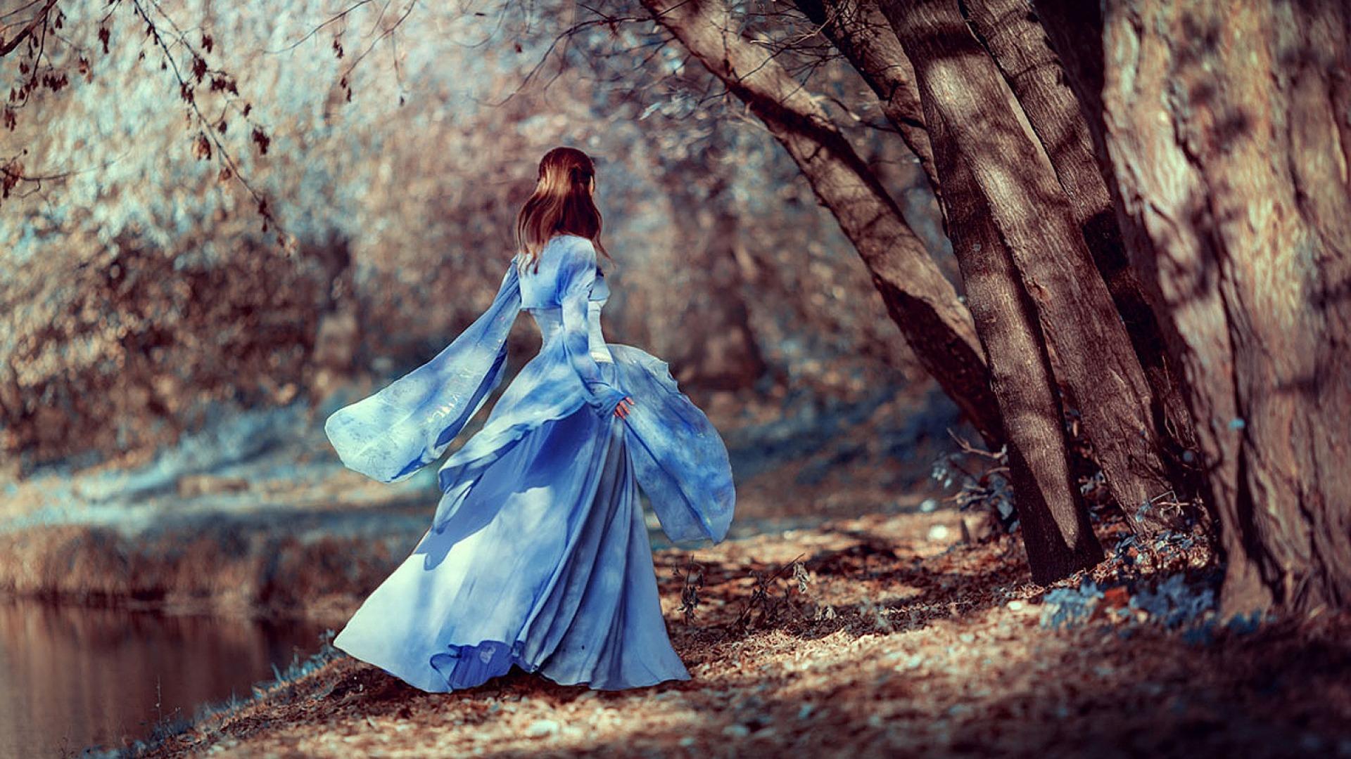 Загадочная красота. Девушка в длинном платье. Девушка в синем платье.