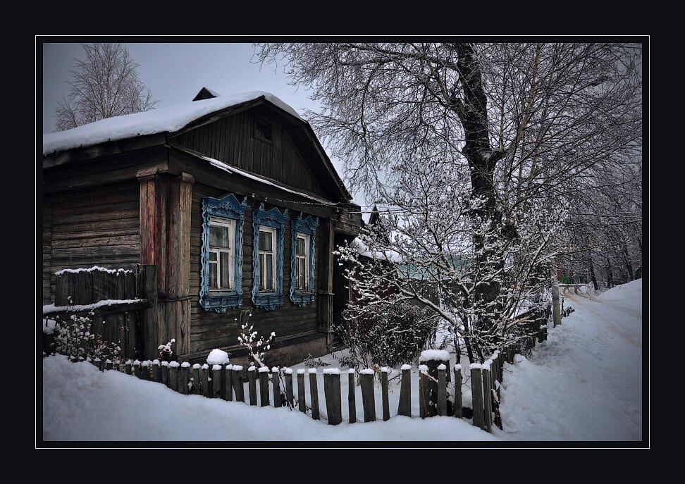 Старый домик у дороги