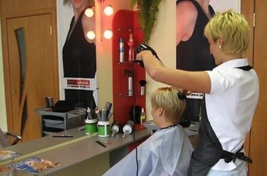 Над головою ножницы порхали...