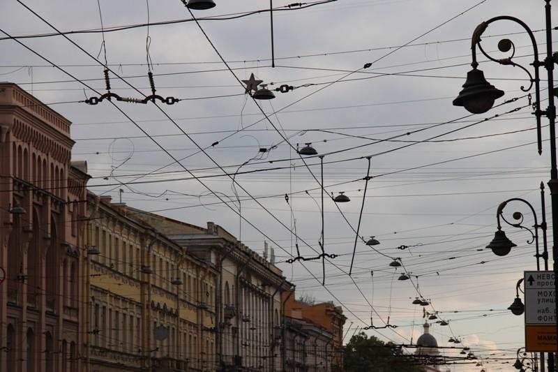 Небо в сеть проводов поймано