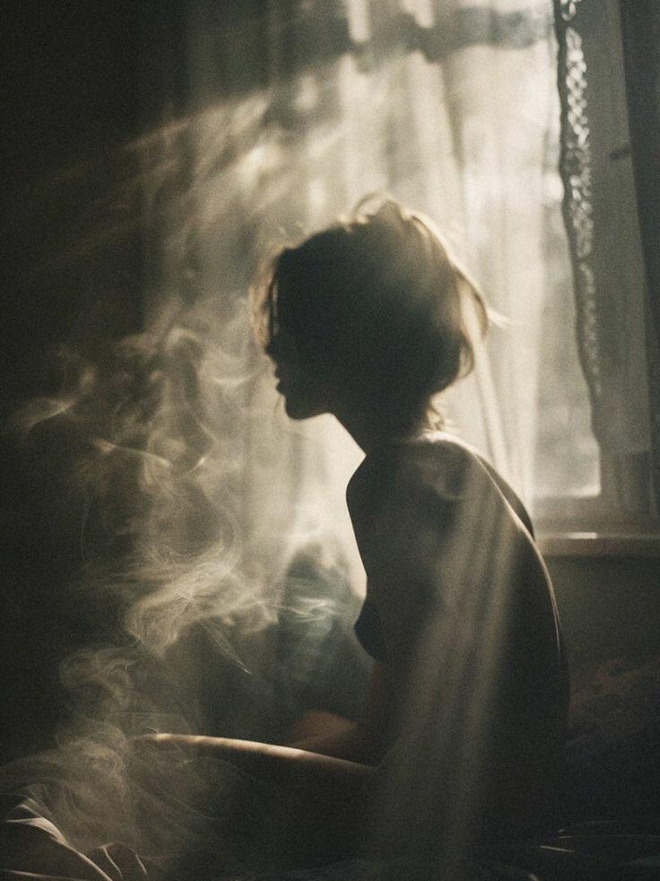 Сквозь окно от меня убегает дым