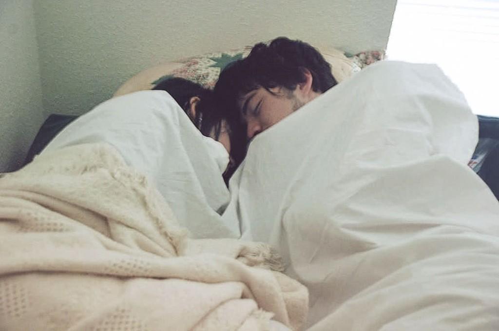 Фото девушка спит в обнимку с подушкой