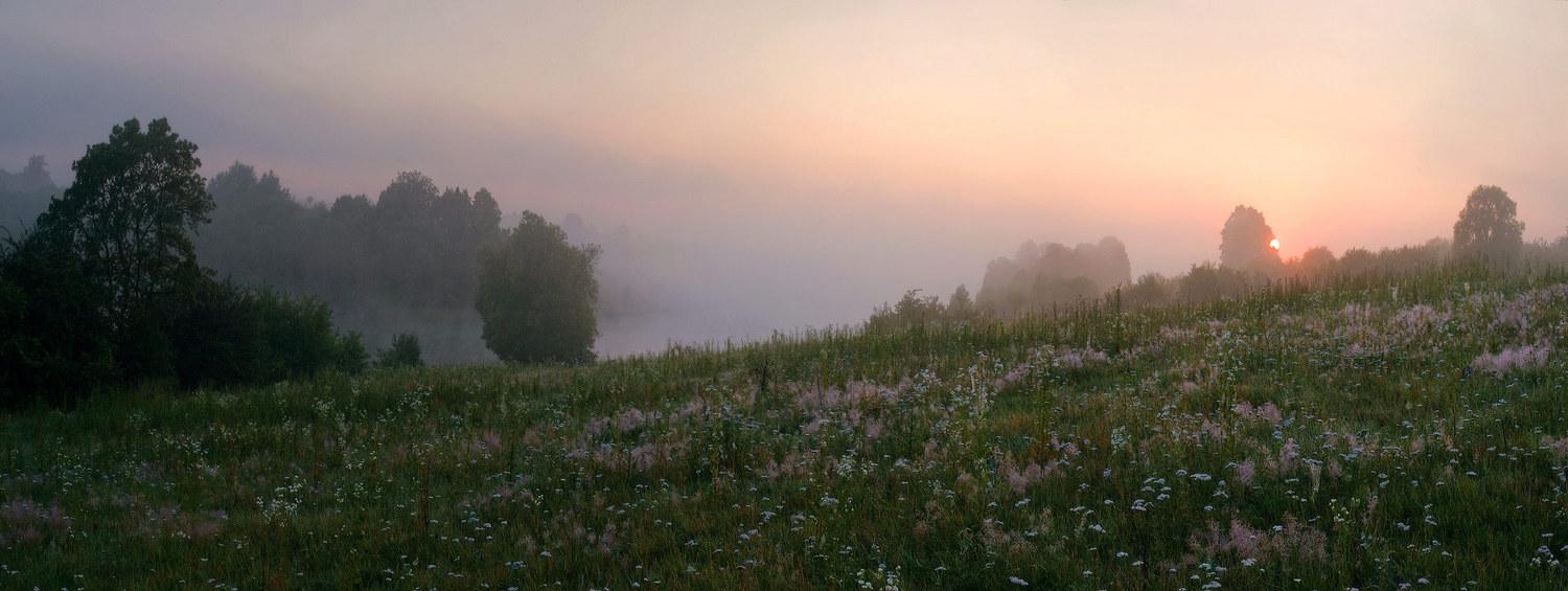 Упали на травы холодные росы...