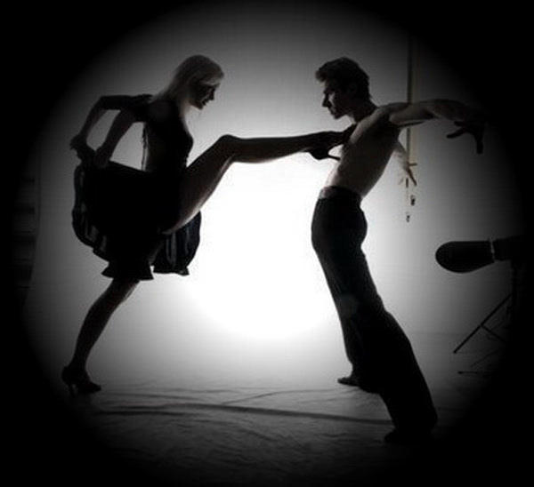 Доминирование начинающих. Танец мужчины и женщины. Эмоции в танце. Парень и девушка танцуют. Танцы в темноте.