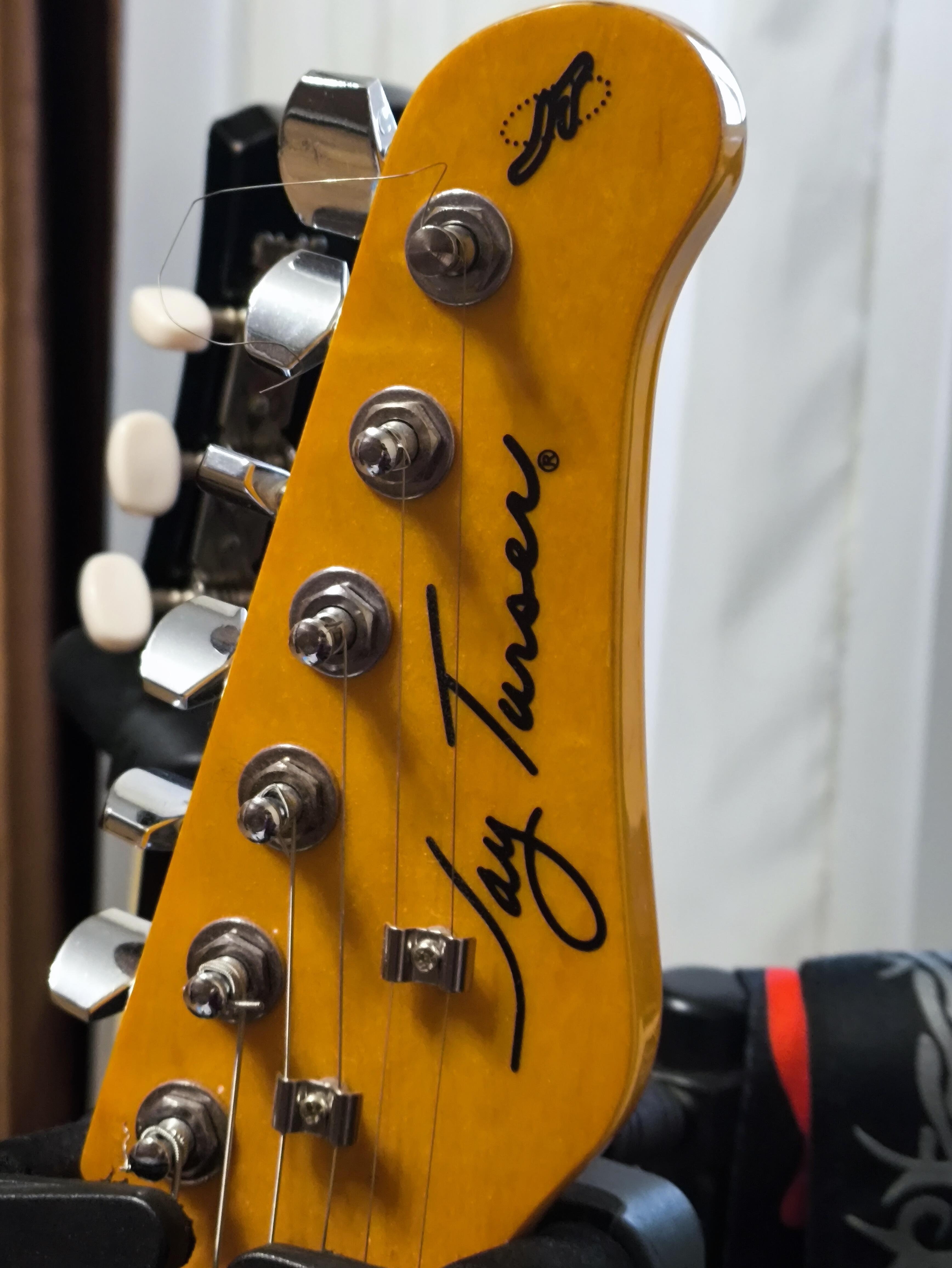 Три Гитары В Шкафу