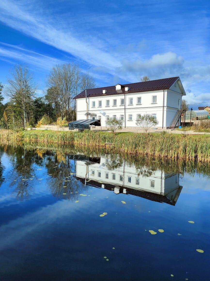 Смотрит в озеро-зеркало небо