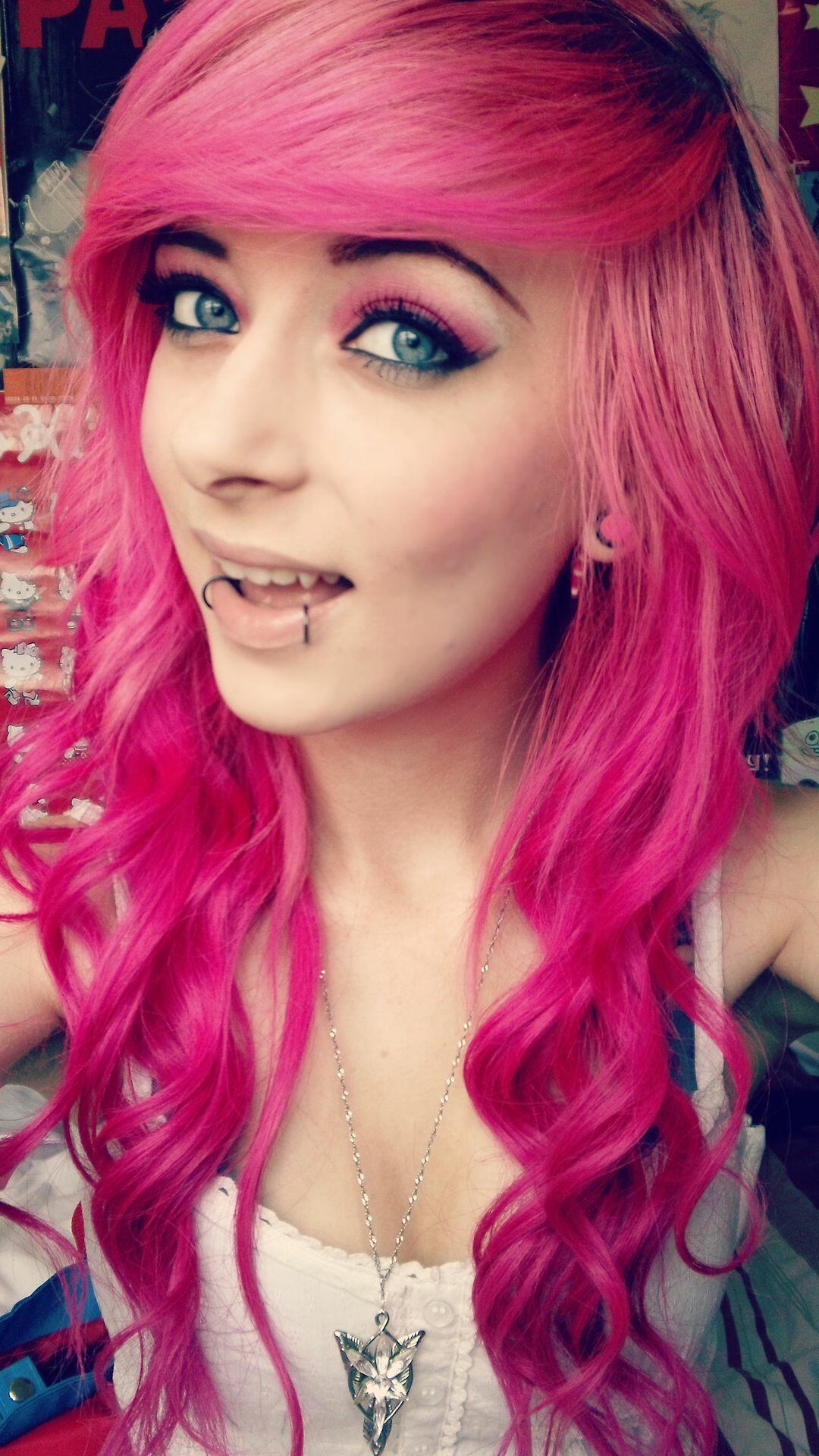 Макияж для девушки с розовыми волосами