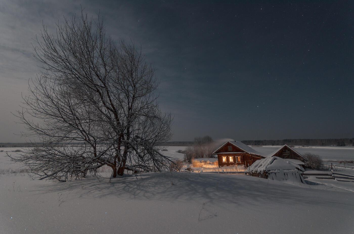 Стояла тихая морозная ночь. Зима в деревне. Зимний вечер в деревне. Деревенский домик зимой. Зимние Сумерки в деревне.