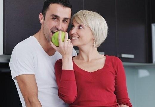 Он яблоки резал ножом