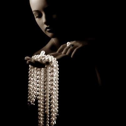 Жемчужных бус нить вдруг оборвалась (песенный текст)