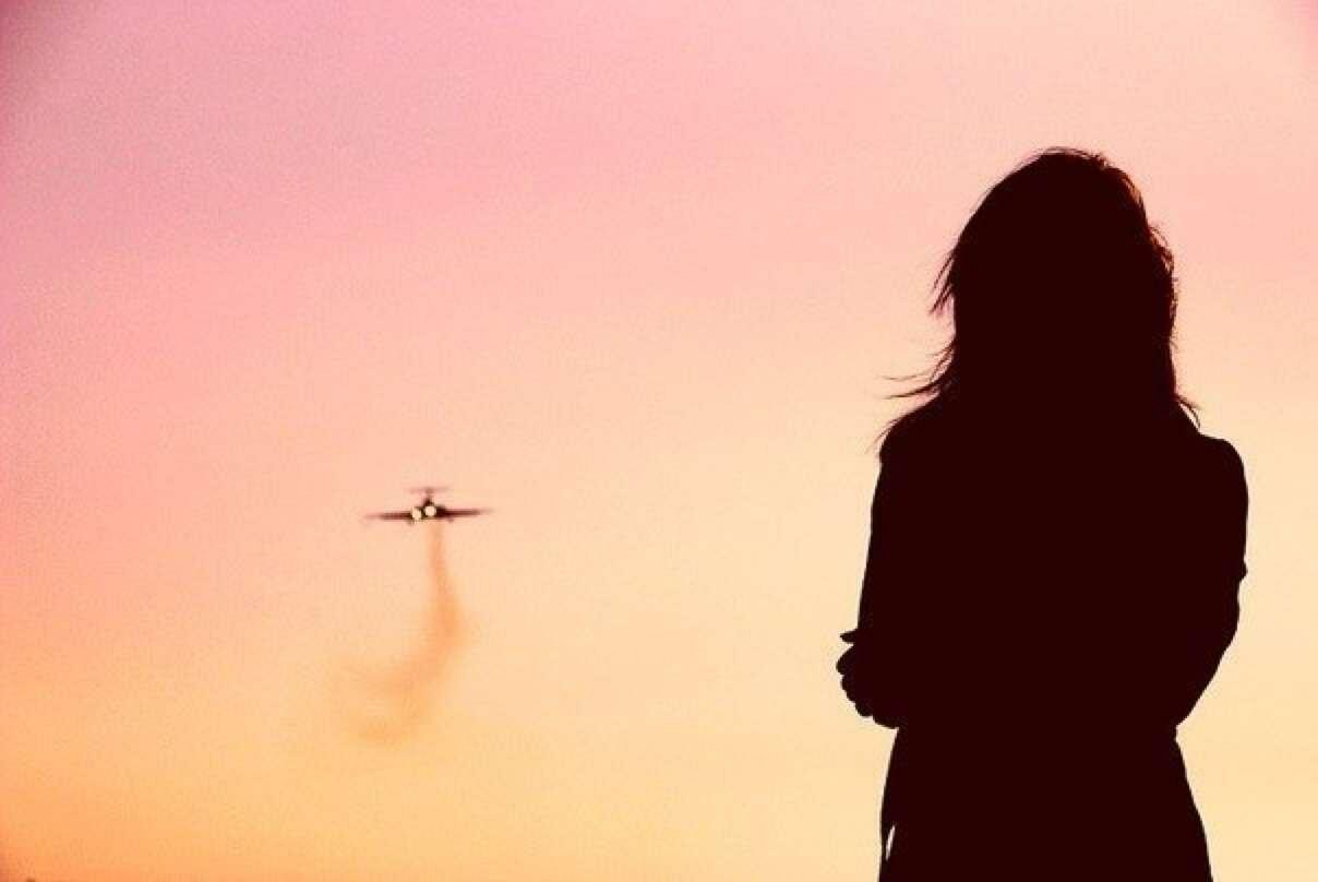 Самолет прощание. Девушка провожает самолет. Небо самолет девушка. Девушка в самолете закат. Девушка и небо.