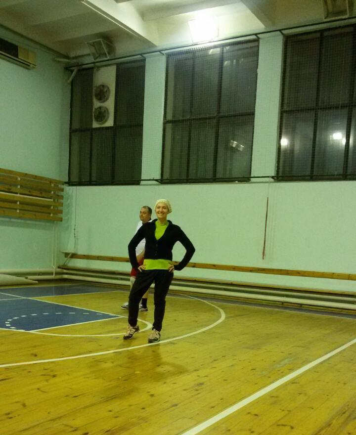 На занятиях волейболом...