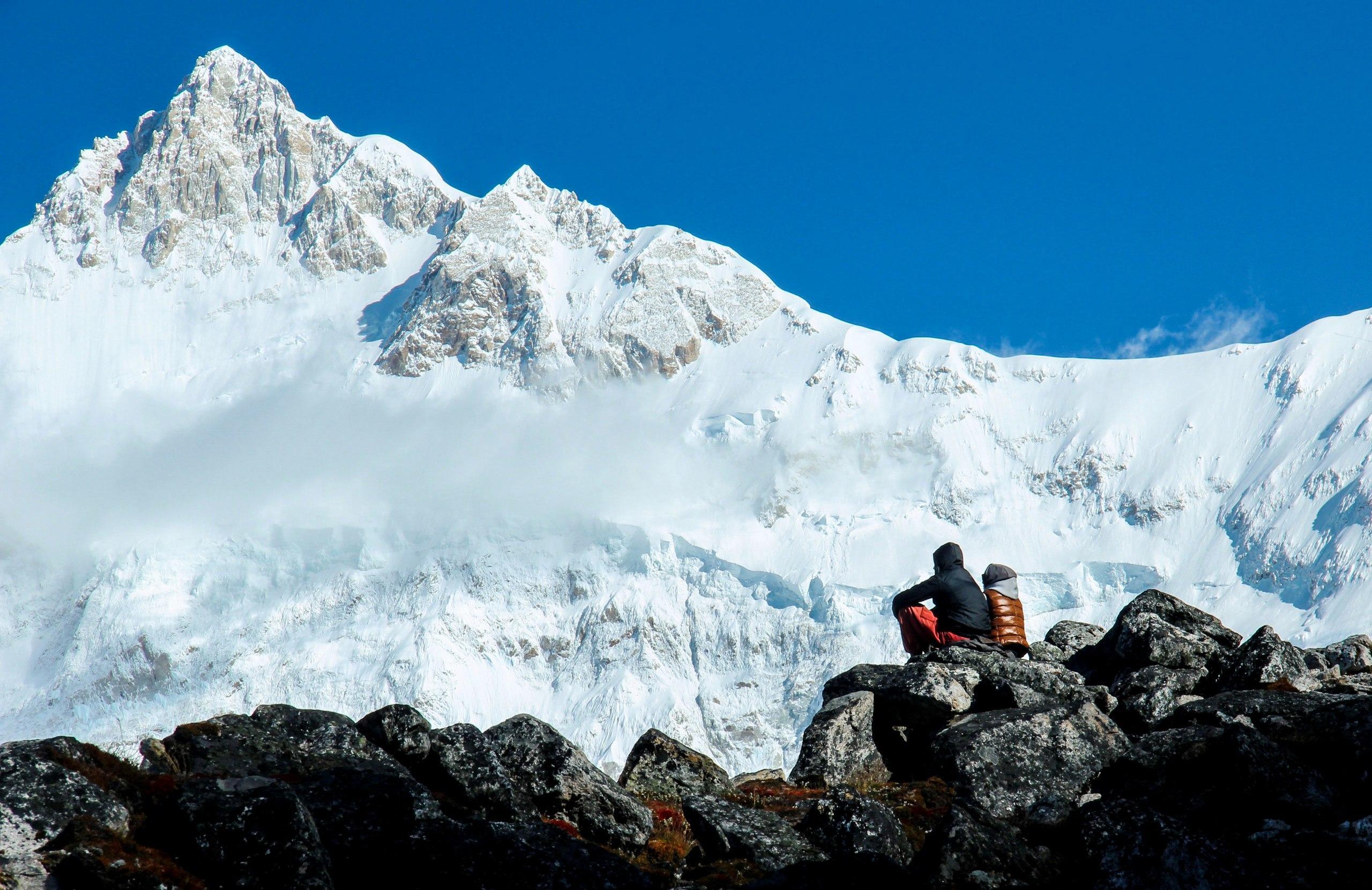 Высокие горы индии. Непал вершина Канченджанга. Канченджанга Гималаи 8586 метров. Горный массив Канченджанга. Эверест и Канченджанга.
