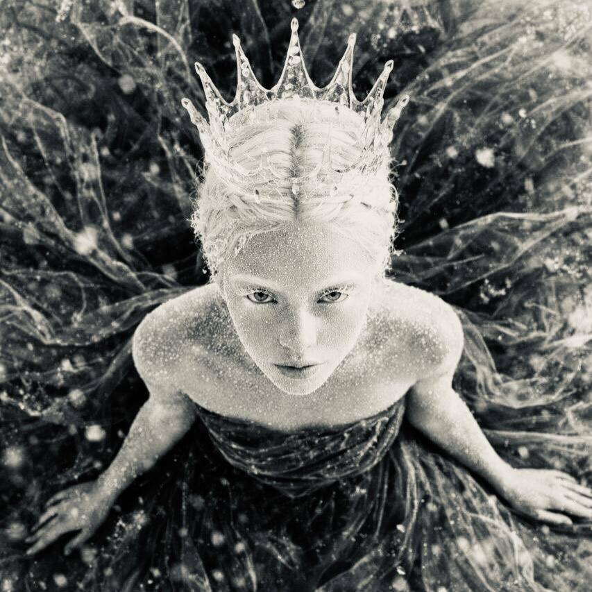 Запоздалая снежинка..