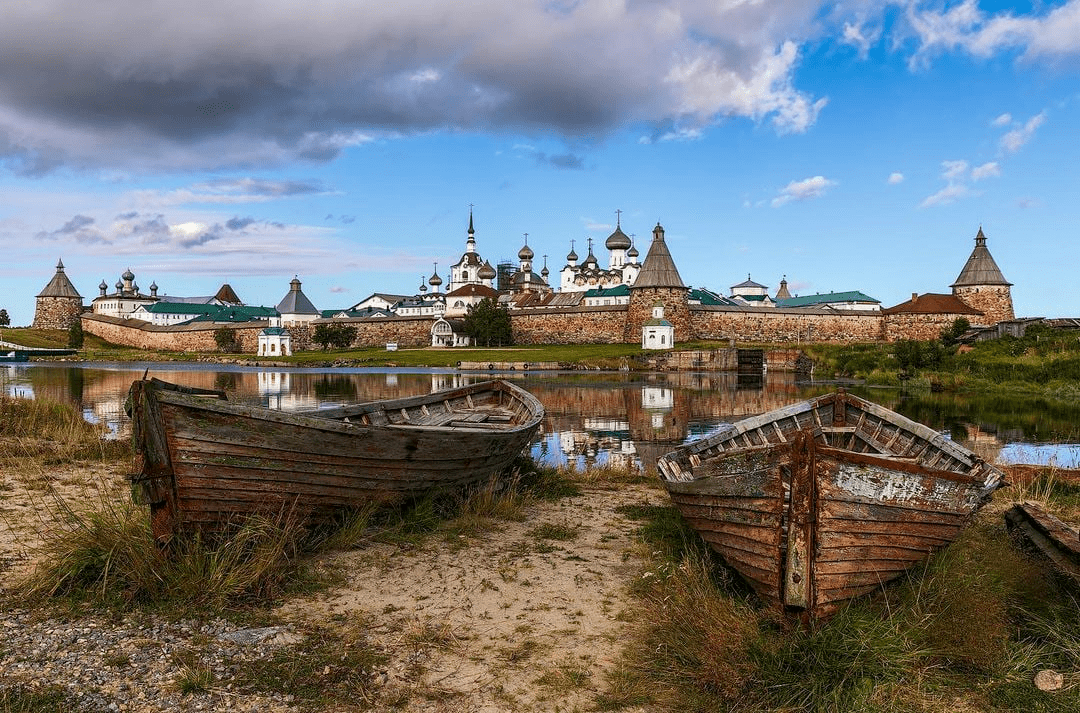 ПЛЫВУТ НАД ЗЕМЛЁЙ КУПОЛА ЗОЛОТЫЕ...