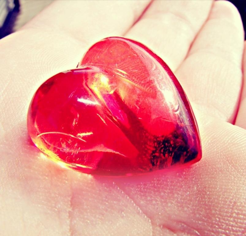 Пластмассовое сердце не согреется