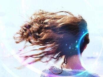 Над горами колышется небо