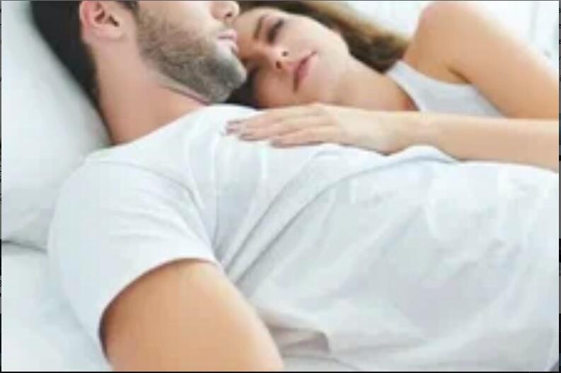 Сплю, в ложе ночью, - только с краю