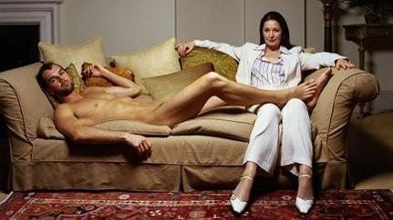 Душ… На лице... подтёки… грима…