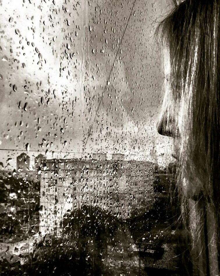 А дождь на окнах кто поет оригинал. Дождь за окном. Слёзы в Дожде. Дождь в окне. Девушка у окна дождь.