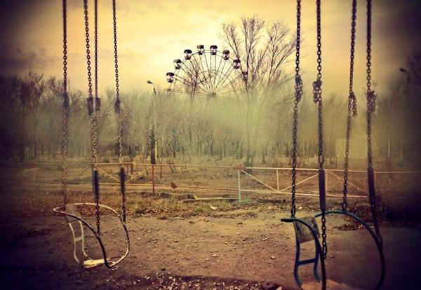 Пустуют в парке качели