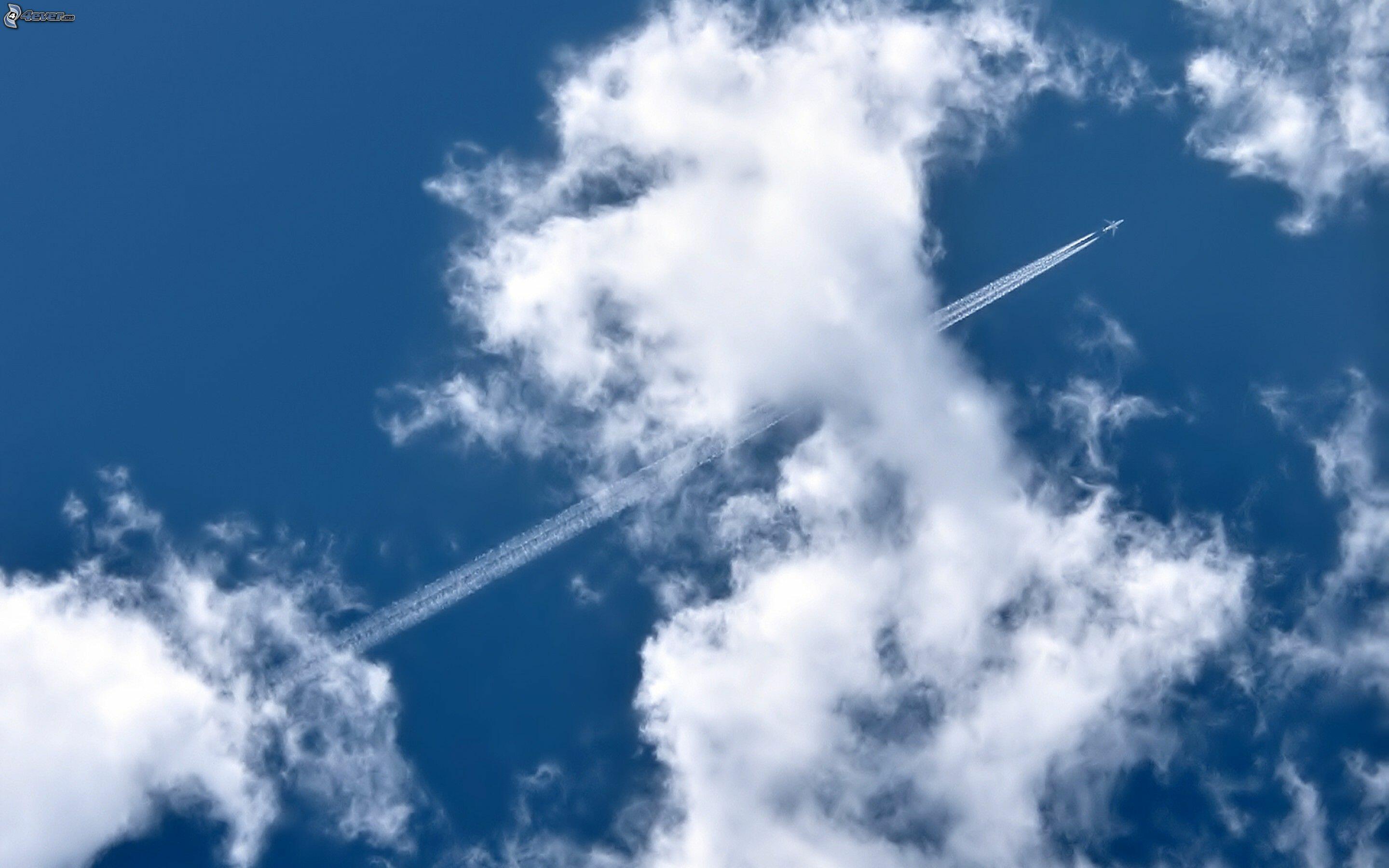 Небо спорит. След самолета в небе. Самолёт высоко в небе. Самолет в небе. Сред от самолета в небе.