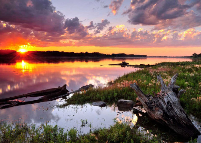 У берега реки...