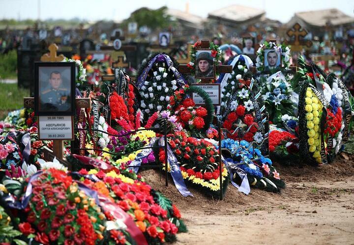 А в моде снова будут чёрные платочки 