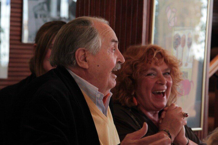 Она его всё время ждёт…