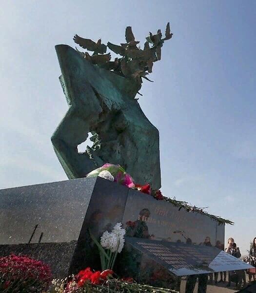 Жертвам Керченского политеха