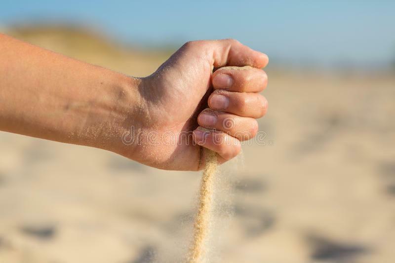 ВРЕМЯ - ПЕСОК УТЕКАЕТ СКВОЗЬ ПАЛЬЦЫ...