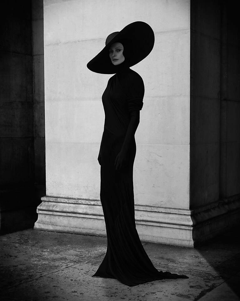 В темных образах мамт. Фотосессия в длинном черном платье. Элегантная девушка в шляпе. Женщина в черном. Черное платье и шляпа.