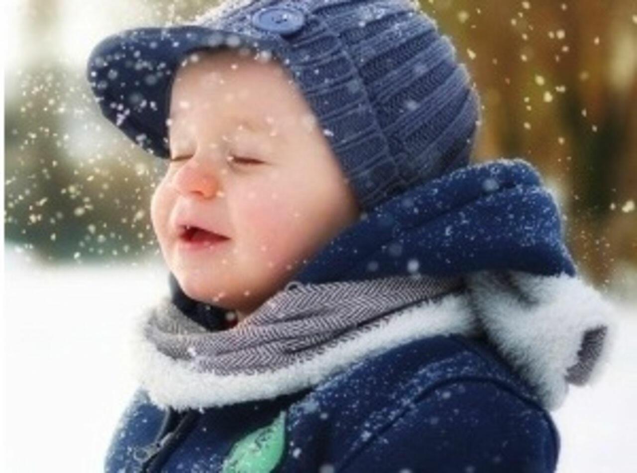 Первый снег детям. Дети зимой. Мальчик зимой. Дети в снегу. Дети радуются снегу.