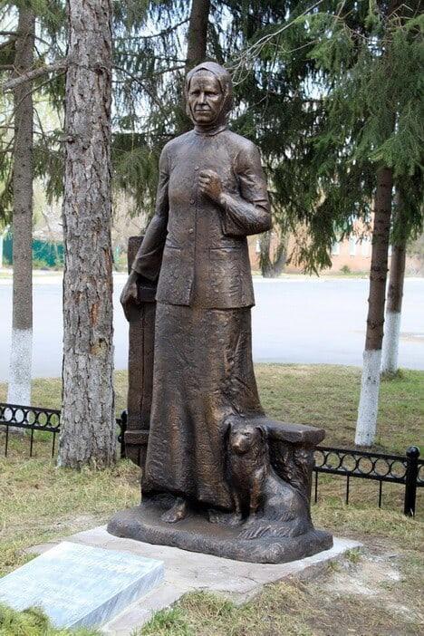 ПАМЯТНИКУ АНАСТАСИИ АКАТЬЕВНЕ ЛАРИОНОВОЙ