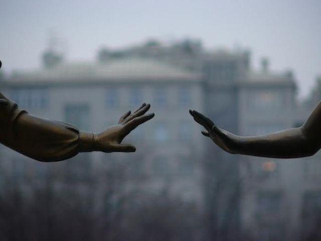 Не отпускают просто так, любя...