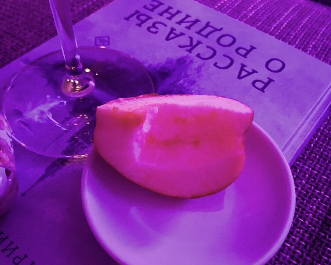 С вином на рассказах о родине…