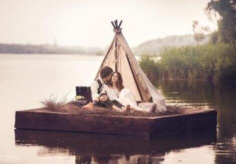 НА ЖИЗНЕННОМ ПЛОТУ