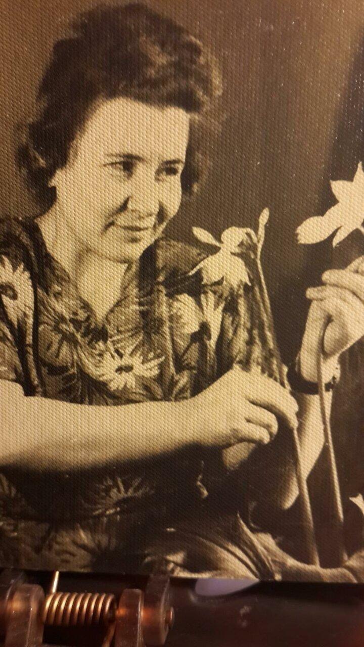 В  ПАМЯТИ  ОСТАЛСЯ  СВЕТ  В  ОКНЕ