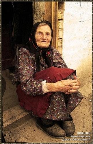 С О С Е Д К А - (с улыбкой)